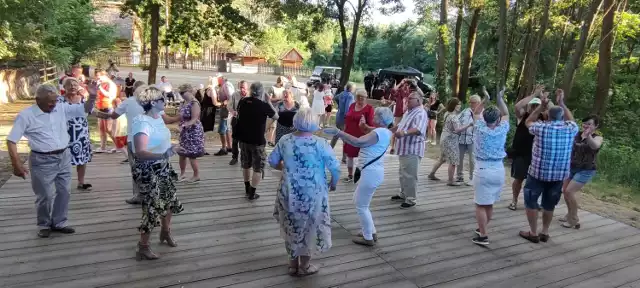 Zabawa na Potańcówce "Pod Dębem" w Muzeum Wsi Radomskiej. Więcej na kolejnych slajdach >>>