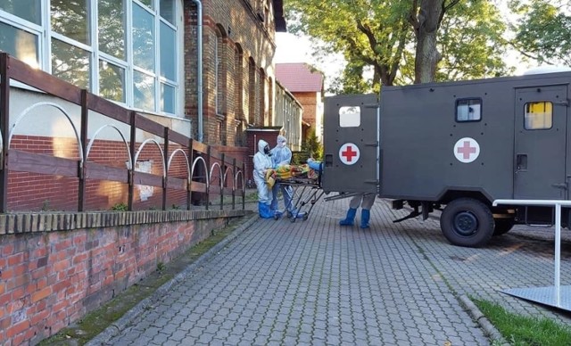 Ewakuacja podopiecznych Domu Pomocy Społecznej dla Kombatantów w Zielonej Górze. Tak w niedzielę, 4 października, chorych przyjmował szpital w Gorzowie Wlkp.