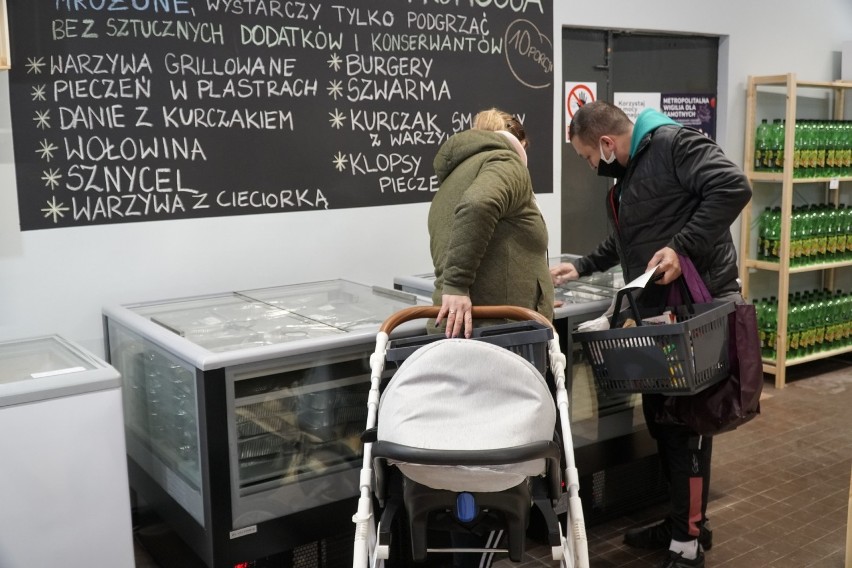 Sklep socjalny w Katowicach - minął rok od otwarcia. Nie każdy może tu kupować. Z jego oferty skorzystało już ponad 700 osób