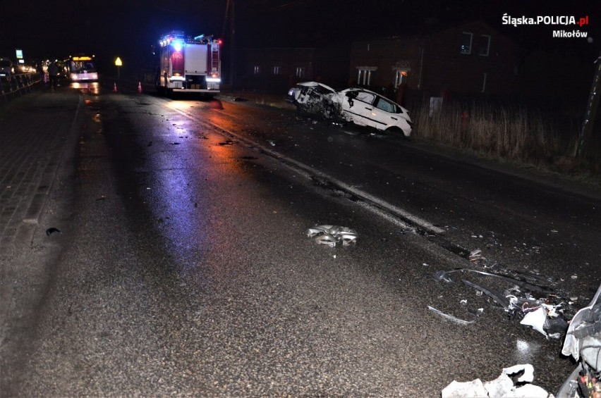 Wypadek w Mikołowie. Doszło do niemal czołowego zderzenia osobówek, kierowca trafił do szpitala