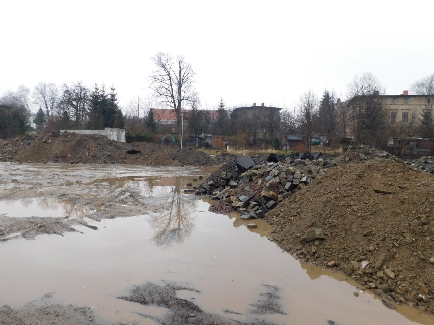 Wałbrzych: Rozkopana ulica 1 Maja. Zaczęły się przygotowania do przebudowy jednej z głównych arterii miasta