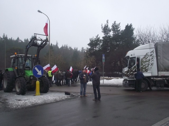 Protest zaczął się u zbiegu ulic Wojska Polskiego i Utrata na wylocie z Suwałk w kierunku Augustowa - krajowa droga nr. 8.

fot. Robert Butkiewicz