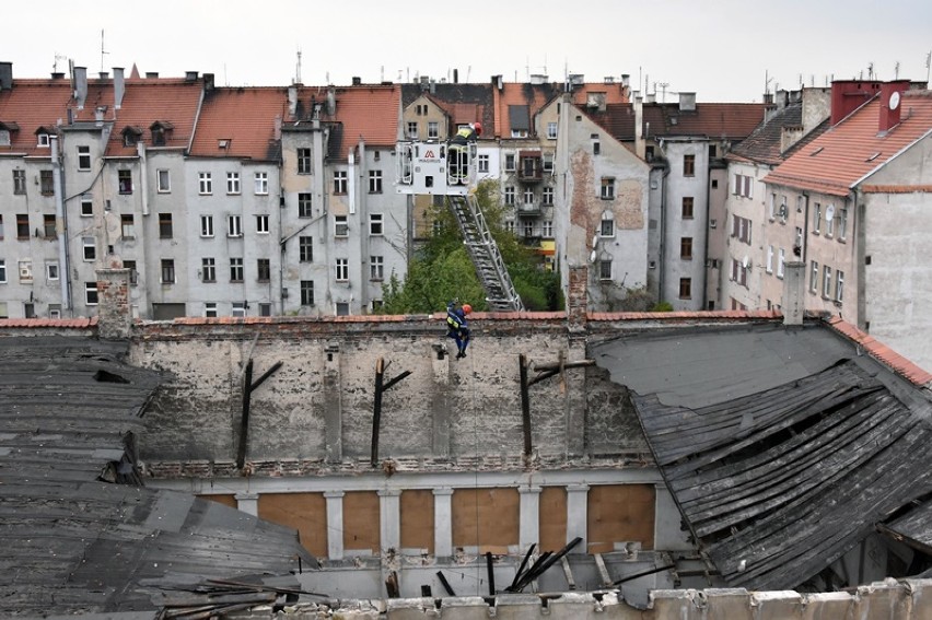 Zawalił się dach w Legnicy, strażacy przeszukują rumowisko!