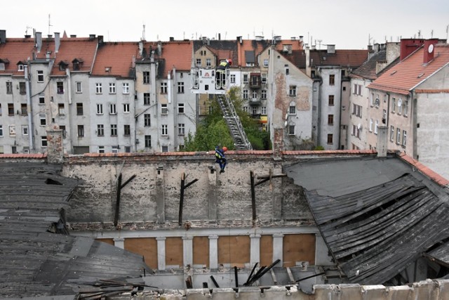 Zawalił się dach w Legnicy, strażacy przeszukują rumowisko!