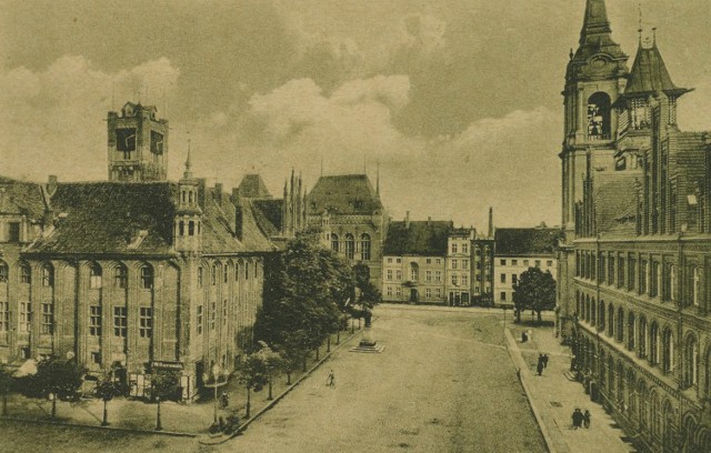 Rynek Staromiejski w Toruniu na zdjęciu zrobionym po 1902 roku. Za drzewami, w północno-zachodnim narożniku ratusza widać sklep Willamowskiego