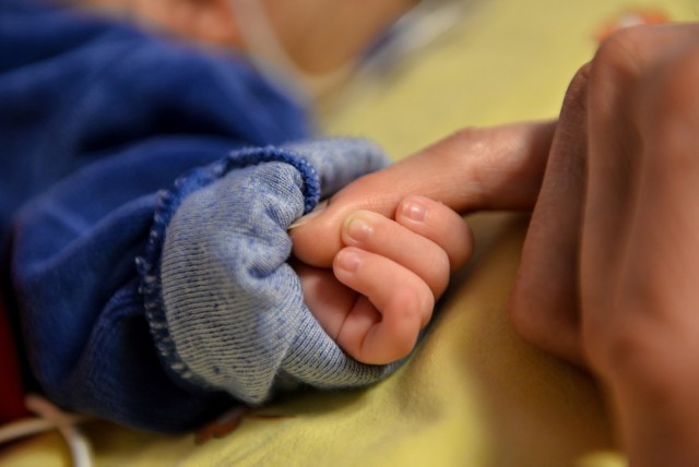 Matce z piętnastomiesięcznym dzieckiem z gorączką 39,5 stopnia Celsjusza pracownicy Nowego Szpitala w Wąbrzeźnie radzili wrócić do domu. Dziecka nie zbadali