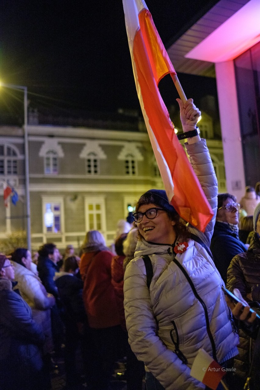 Patriotyczne śpiewanie pod tarnowskim teatrem. Na ulicy Mickiewicza zebrały się tłumy mieszkańców. Mamy zdjęcia!