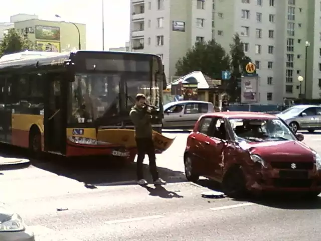 Uszkodzony autobus blokuje skrzyżowanie