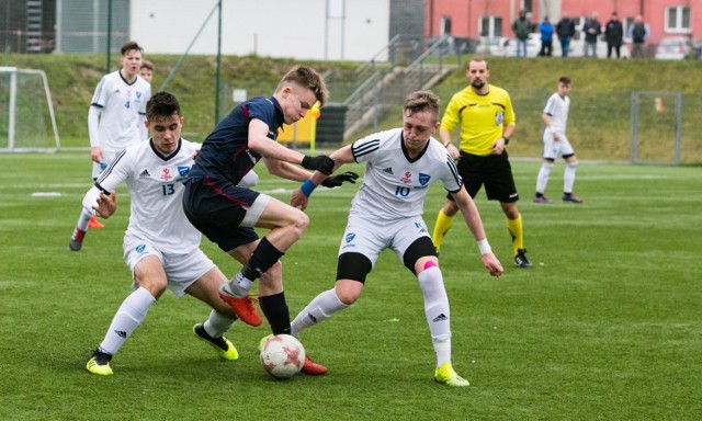 Przemysław Jasiński i zespół trampkarzy starszych Pogoni Szczecin prowadzi w CLJ U15.