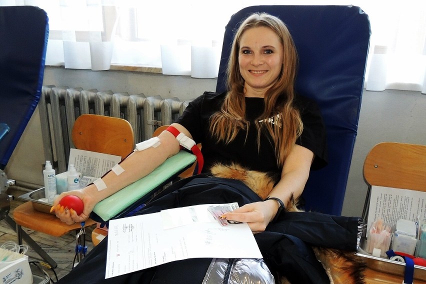 Ponad 25 litrów krwi udało się zebrać podczas akcji zorganizowanej przez Klub HDK PCK w Moszczenicy. Oto nasi bohaterowie [ZDJĘCIA]