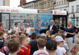 Już czwarty autobus w Ostrowie Wielkopolskim oklejono pracami uczniów w ramach akcji "Bezpieczna droga do szkoły"