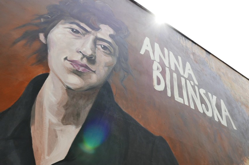 Powstał mural z wizerunkiem Anny Bilińskiej. Warszawa uhonorowała wybitną polską artystkę 