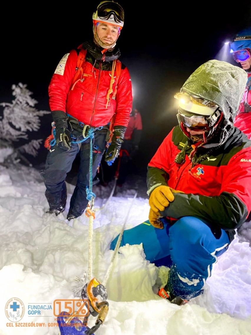 Trzy grupy ratownicze wyruszyły na pomoc narciarce skiturowej w Sudetach