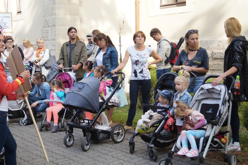 Protest rodziców (antyszczepionkowców) w Inowrocławiu [zdjęcia]