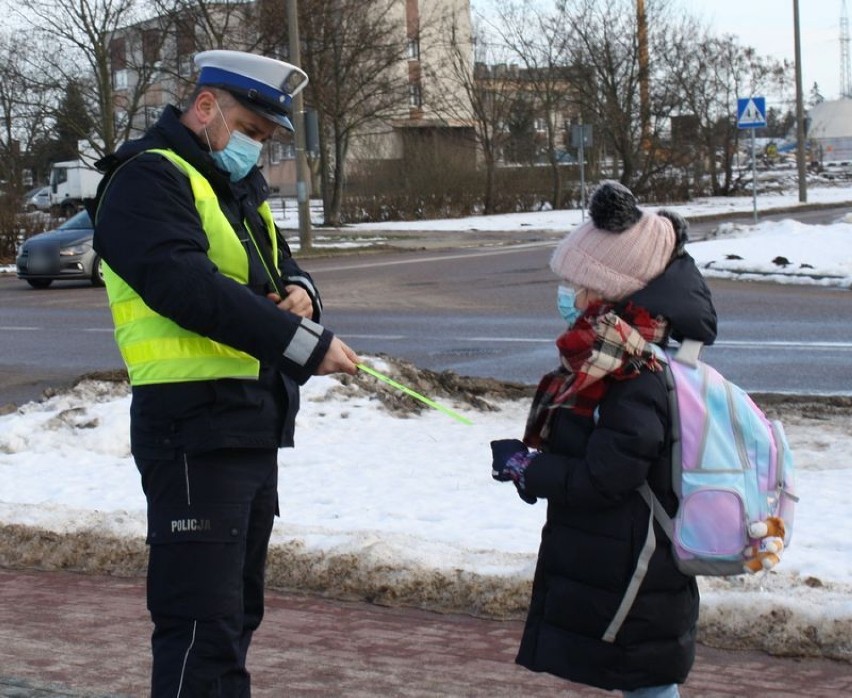 Malbork. Policjanci w szkole i na drogach. Akcje edukacyjne dla młodszych i starszych 