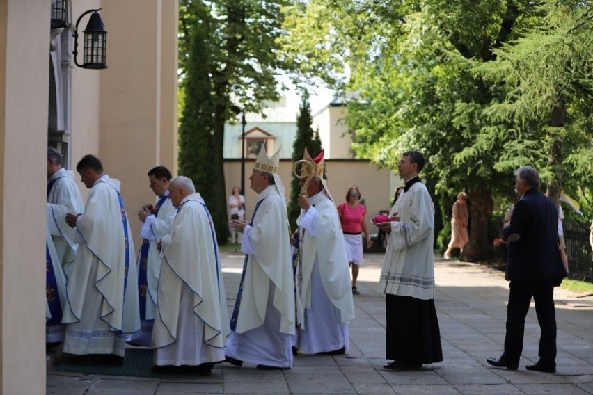 Wielu wiernych na uroczystej Sumie Odpustowej w Bazylice Katedralnej w Kielcach. Było też papieskie błogosławieństwo [ZDJĘCIA] 