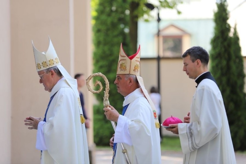 Wielu wiernych na uroczystej Sumie Odpustowej w Bazylice Katedralnej w Kielcach. Było też papieskie błogosławieństwo [ZDJĘCIA] 