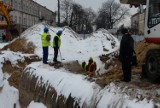 Szczeliny na pl. Kościuszki w Tomaszowie: Rozpoczęły się przenosiny do Skansenu Rzeki Pilicy [FOTO]