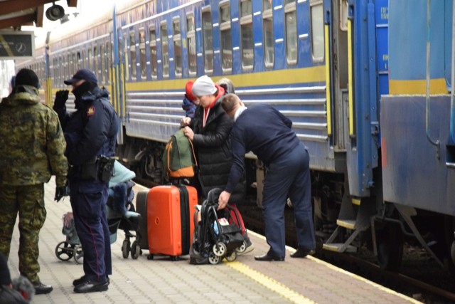 W piątek do Przemyśla docierały kolejne pociągi z uchodźcami z Ukrainy. Otrzymywali pomoc na dworcu kolejowym, mogli tutaj odpocząć, zjeść, przygotować się do dalszej drogi.