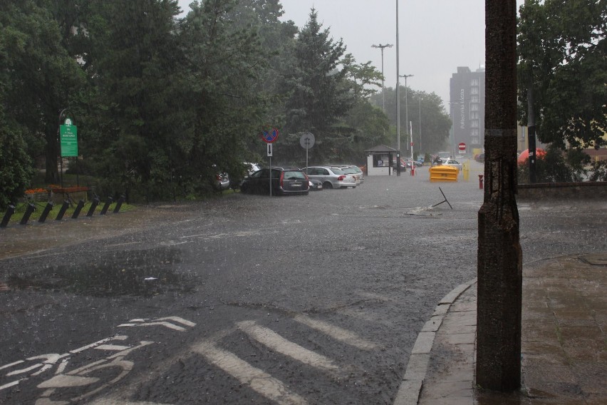 Burza w Łodzi. Gwałtowna ulewa z gradem przeszła nad miastem [ZDJĘCIA]