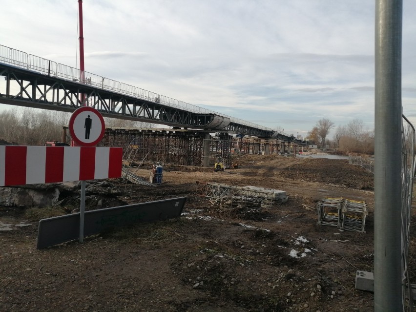 W rok po zamknięciu, most na Dunajcu w Ostrowie jest jeszcze...