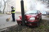 Ul. Wileńska: auto rozbite na słupie, jedna osoba ranna