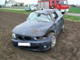 Wypadek w Rozalinie. BMW w polu. Dwie osoby w szpitalu [ZDJĘCIA]