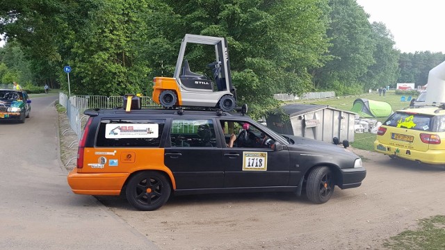 Na bydgoskich ulicach mogliśmy zobaczyć niesamowite i zabawne samochody. To uczestnicy rajdu Carbage Run 2017, którzy w Myślęcinku kończyli jeden z etapów.  Ekipy, które jadąc przez Europę odwiedziły Bydgoszcz są z Holandii, Dani i Szwecji. Pomysłowość przerabiających auta jest wielka, a efekty czasami bardzo zaskakujące.