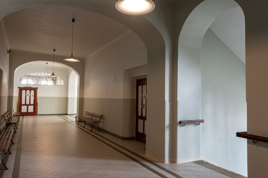 Bytom: Remont korytarzy IV LO zakończony. Zajęła się tym pracownia remontowo-porządkowa Centrum Integracji Społecznej