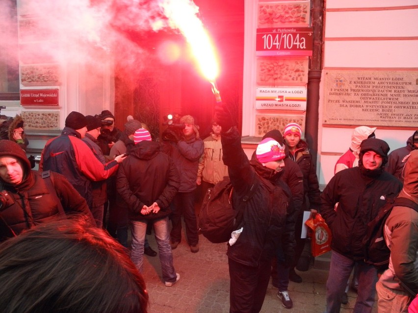 Przeszło tysiąc kibiców Widzewa z transparentami i racami,...