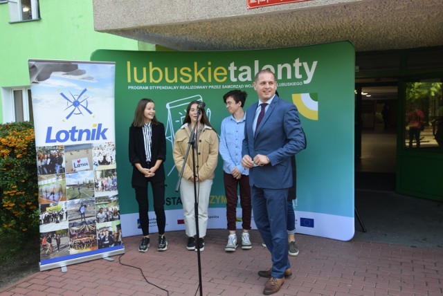 Konferencja prasowa przed IV LO w Zielonej Górze, dotyczącej inauguracji II edycji programu Lubuskie Talenty - 28 września 2020