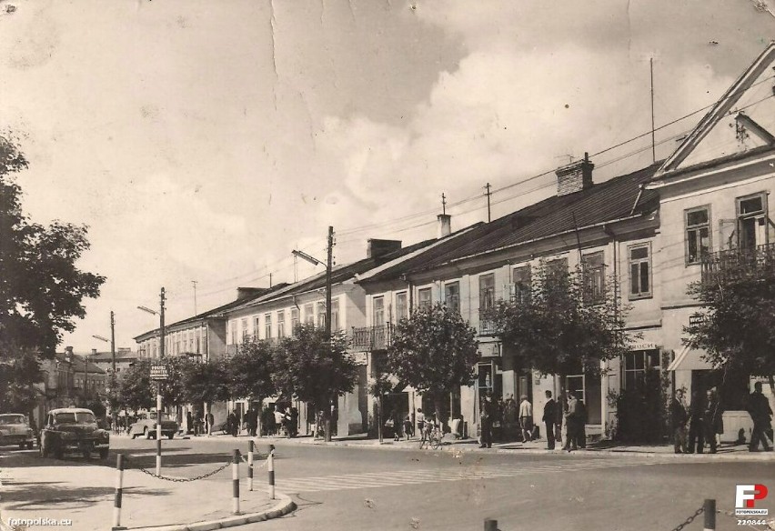 Międzyrzec Podlaski. Kiedyś Bohaterów Miasta, dziś plac Jana Pawła II. Tak wyglądał w XX wieku. Zobacz unikalne zdjęcia