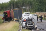 Tragiczny wypadek na DK 8 pod Skierniewicami. Bus zderzył się z ciężąrówką. Osiem osób nie żyje