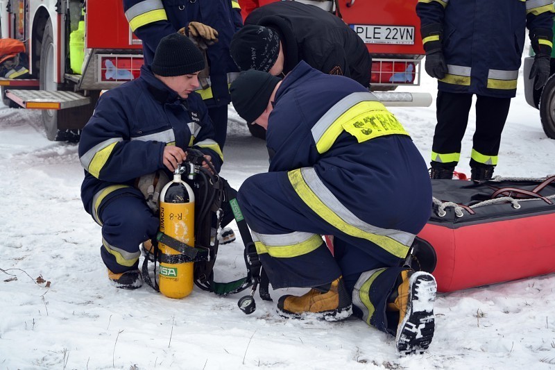 Ćwiczenia strażaków na akwenie wodnym w Zaborowie