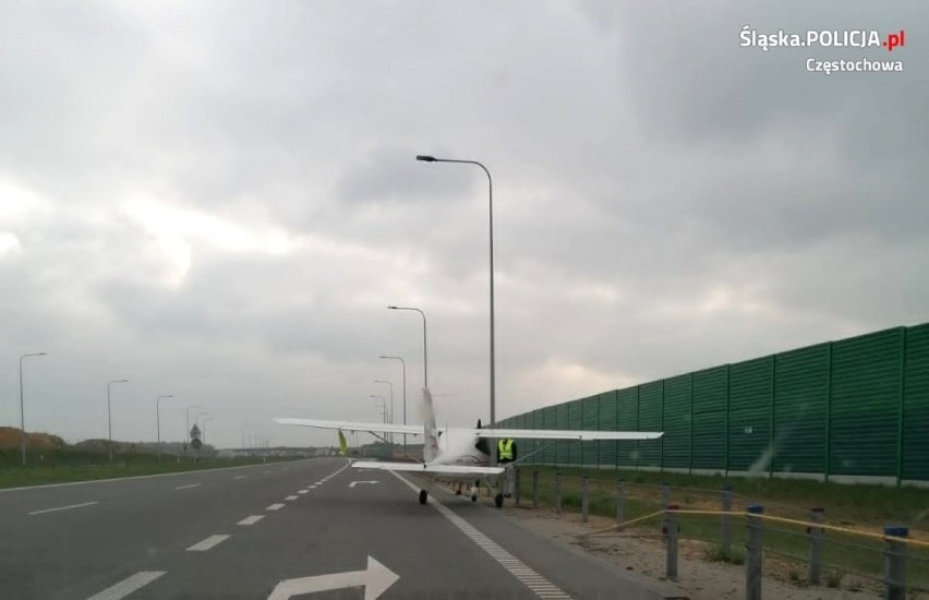 Awionetka lądowała na autostradzie A1 pod Częstochową. W baku samolotu była woda, ale prokuratura umorzyła śledztwo