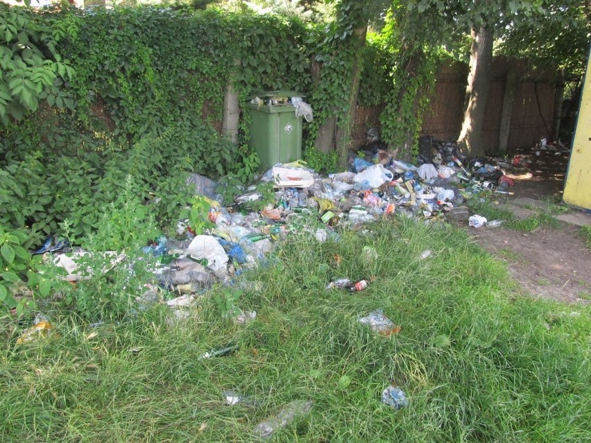 Wrocław: Śmietnik zamiast boiska na Muchoborze, bo nie wiadomo, kto ma sprzątać