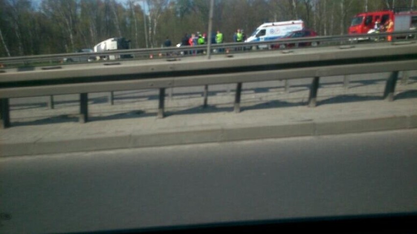 Wypadek w Katowicach na autostradzie A4. Samochód dachował....