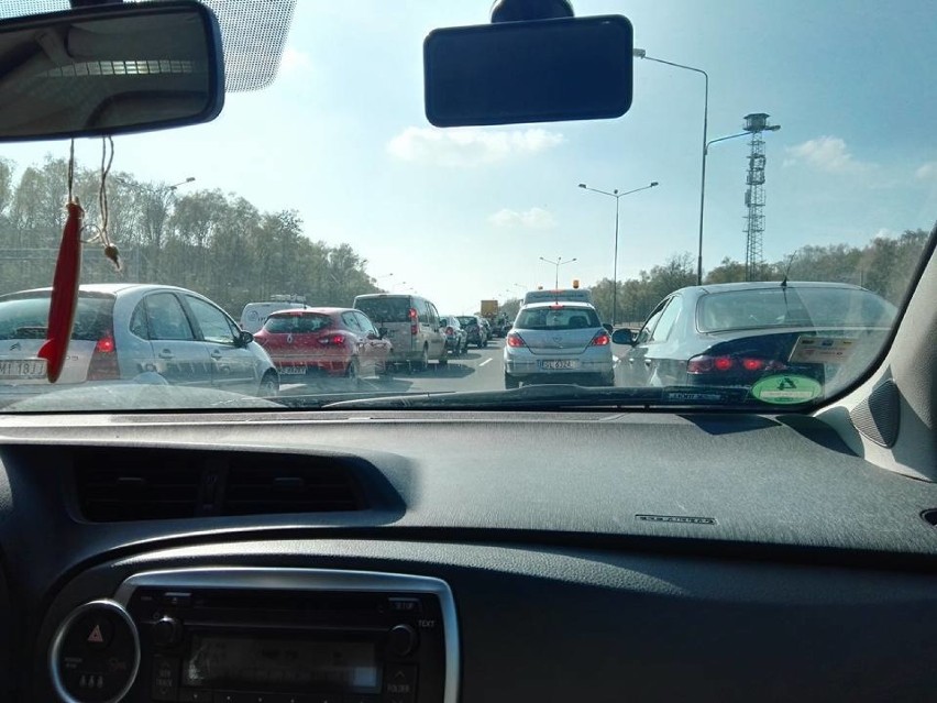 Wypadek w Katowicach na autostradzie A4. Samochód dachował....