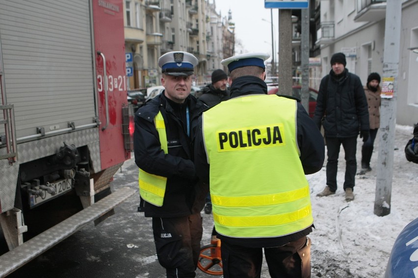 Policyjny pościg w Poznaniu: Cztery osoby ranne, rozbite samochody [ZDJĘCIA]