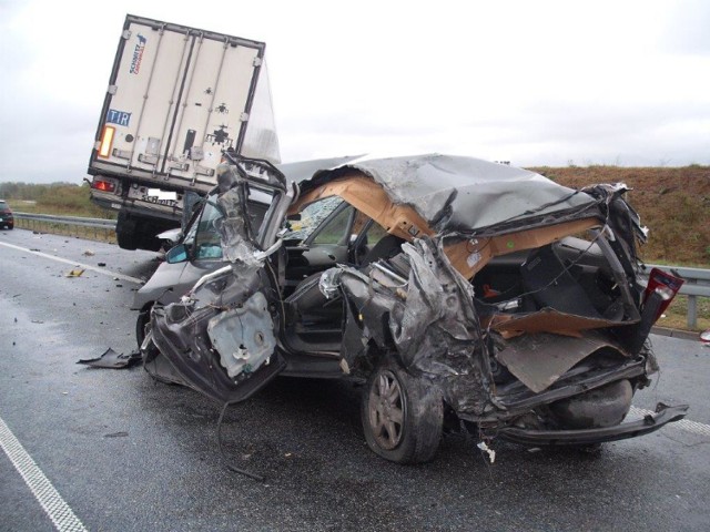 Tragiczny wypadek pod Warszawą na autostradzie A2. 21-latek zginął na miejscu  [ZDJĘCIA]