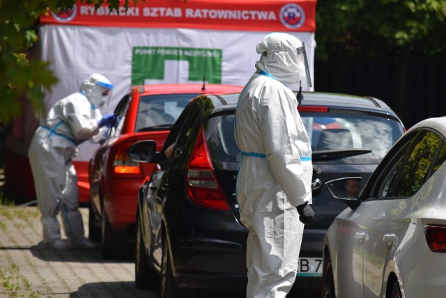 Liczb azakażonych koronawirusem na Śląsku przekroczyła 5 tys. osób i cały czas rośnie.

Żołnierze i lekarze dokonuja tzw. wymazów u górników, którzy narażeni są na koronawirusa.


Zobacz kolejne zdjęcia. Przesuwaj zdjęcia w prawo - naciśnij strzałkę lub przycisk NASTĘPNE