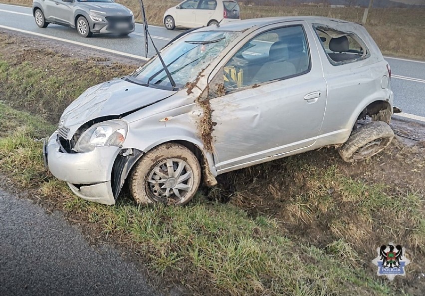 Wypadek w Wałbrzychu. Auto wpadło w poślizg na mokrej...