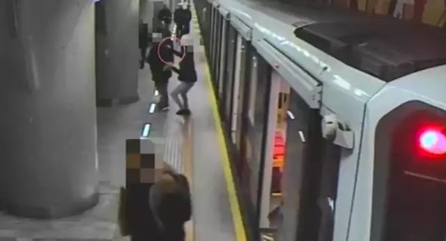 Policjanci z warszawskiego Śródmieścia zatrzymali, mężczyznę, który atakował pasażerów na kilku stacjach metra. 22-latek używał do tego gazu łzawiącego.