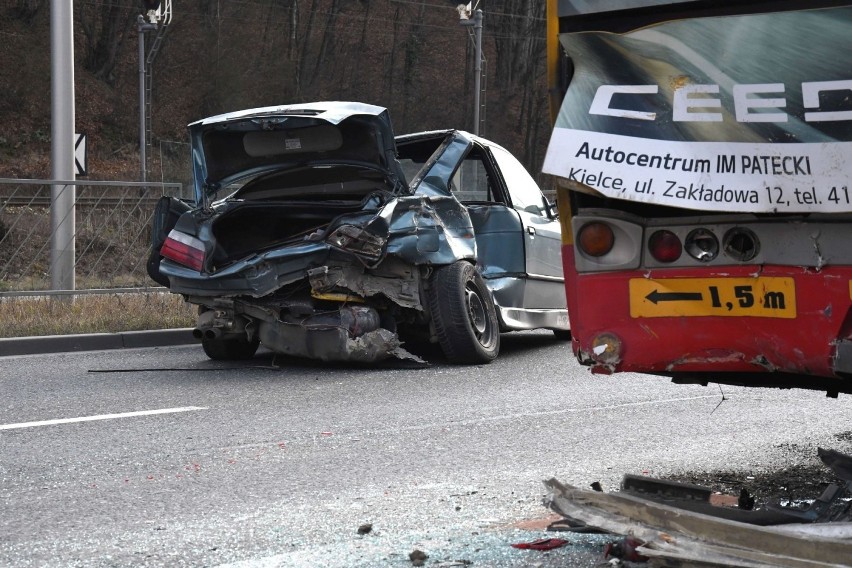 Groźny wypadek przy ulicy Krakowskiej w Kielcach. BMW prowadzone przez 22-latka wbiło się w miejski autobus 