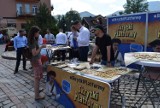 Akcja PiS na Krupówkach w Zakopanem. Zorganizowali grę miejską "Skrytki Platformy" 