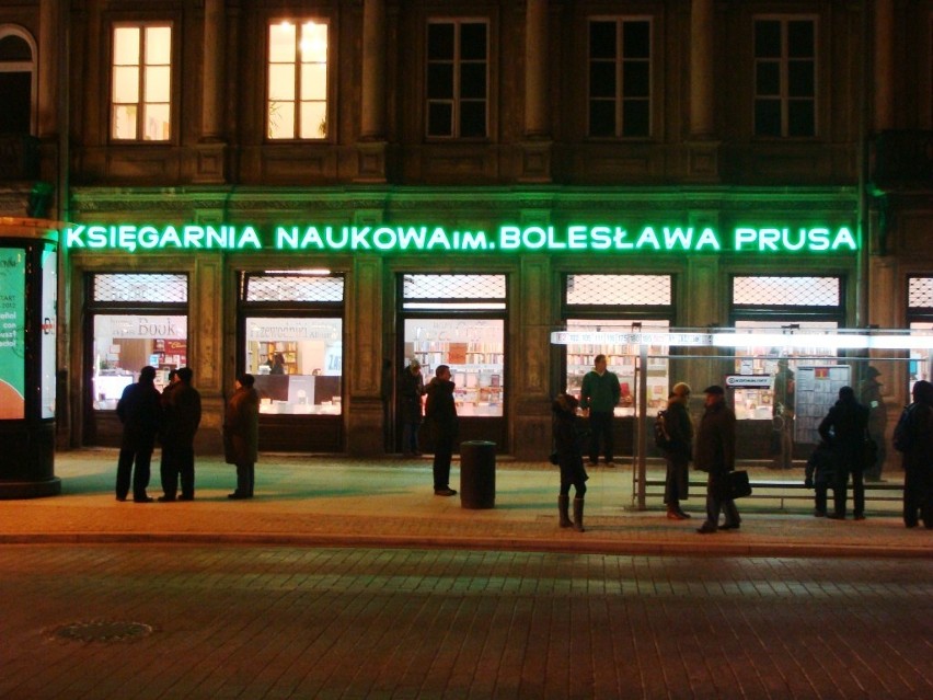 Neon wraca nad Księgarnię &quot;Prusa&quot; po 40 latach [ZDJĘCIA] [FILM]