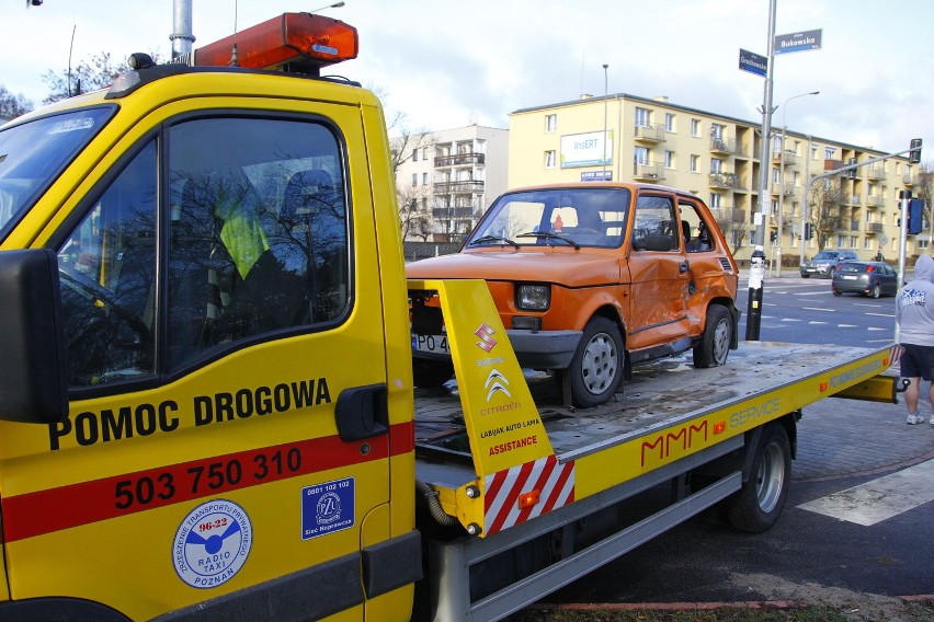 Wypadek w Poznaniu: Na Bukowskiej zderzyły się dwie osobówki [ZDJĘCIA]