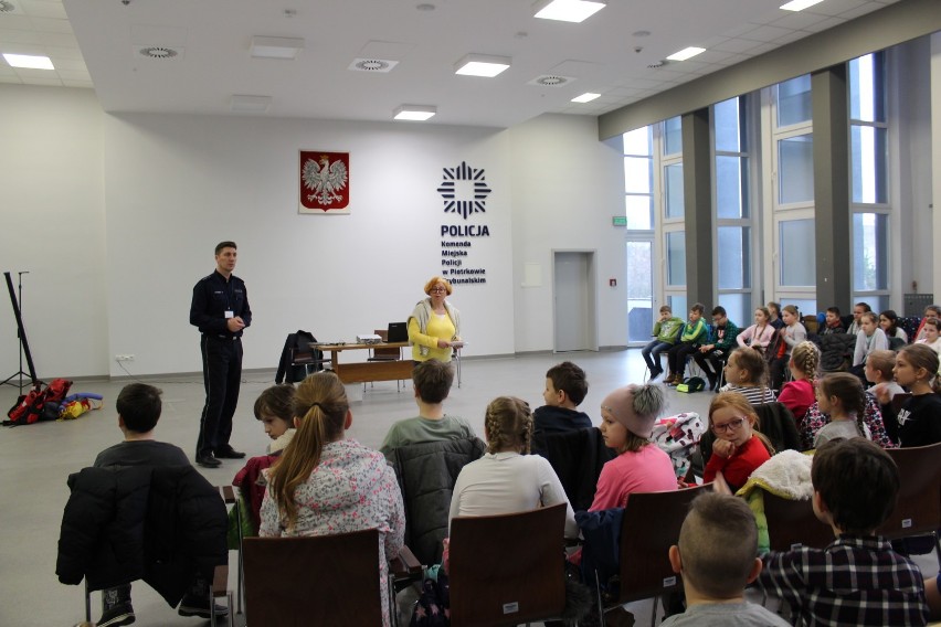 Biezpieczni w czasie ferii - spotkanie w piotrkowskiej komendzie policji