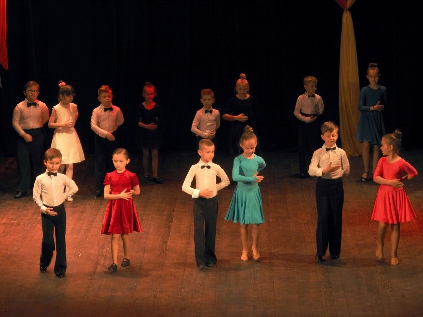 Widowisko taneczne z okazji Jubileuszu 25-lecia Szkoły Tańca „A-Z” w Przemyślu [ZDJĘCIA]