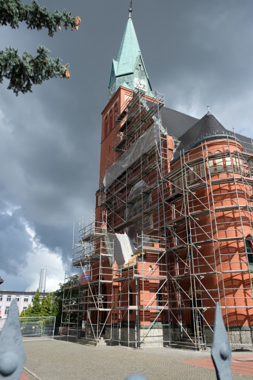 Trwa renowacja frontonu w kościele pw. Wniebowzięcia...